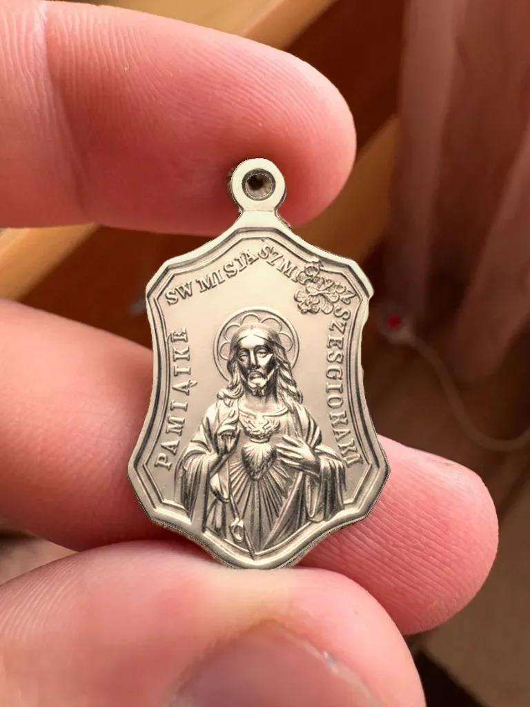 AI reconstruction of the same medallion in the same photo: how the object may have looked